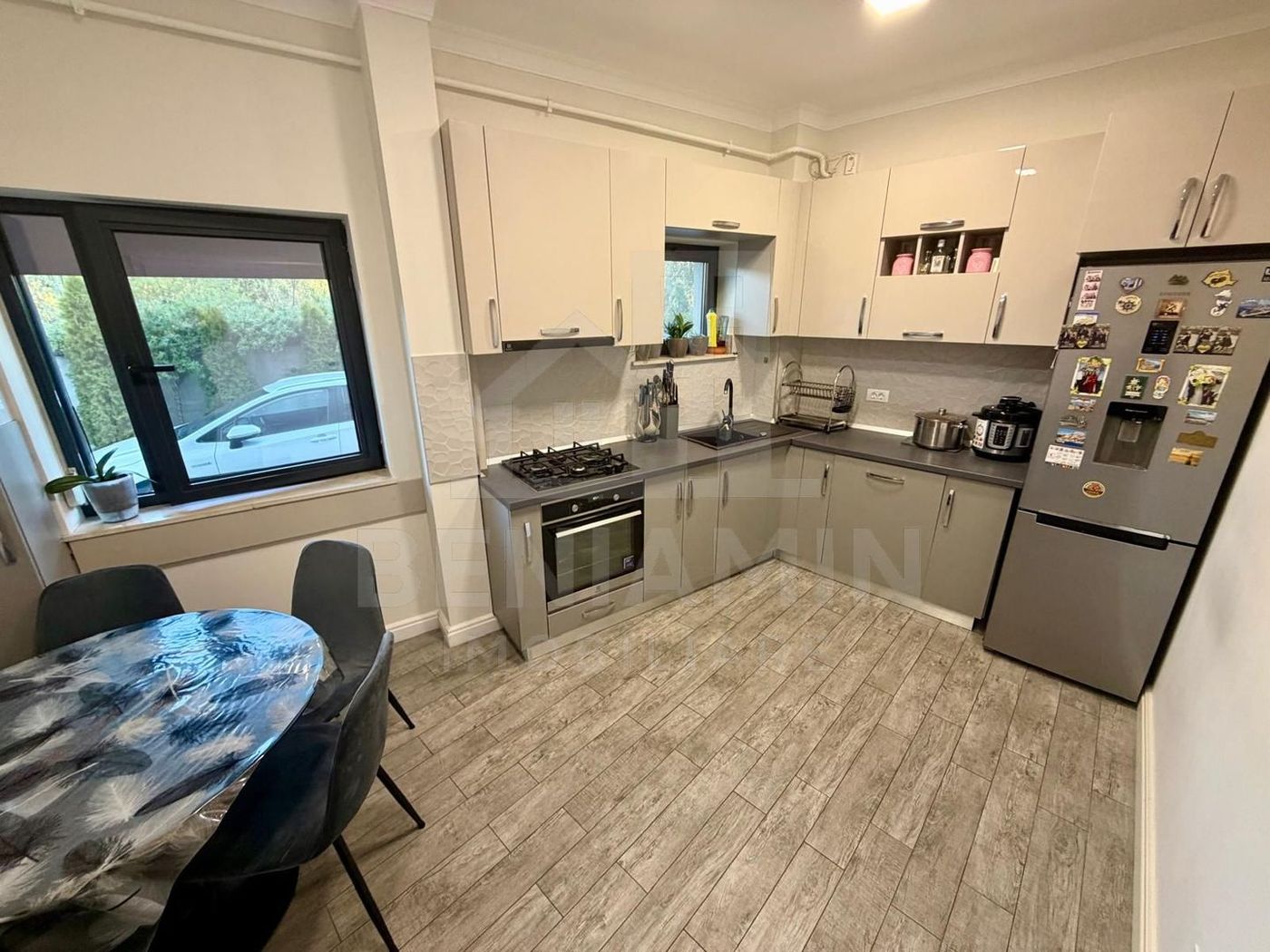 Apartament decomandat deosebit 3 camere 2 bai bloc 2020 cu parcare - foto 4