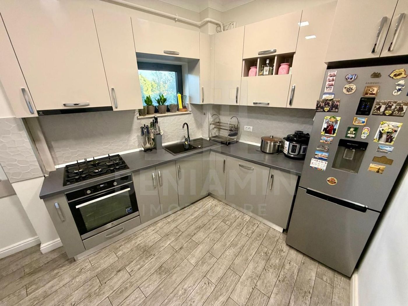 Apartament decomandat deosebit 3 camere 2 bai bloc 2020 cu parcare - foto 5