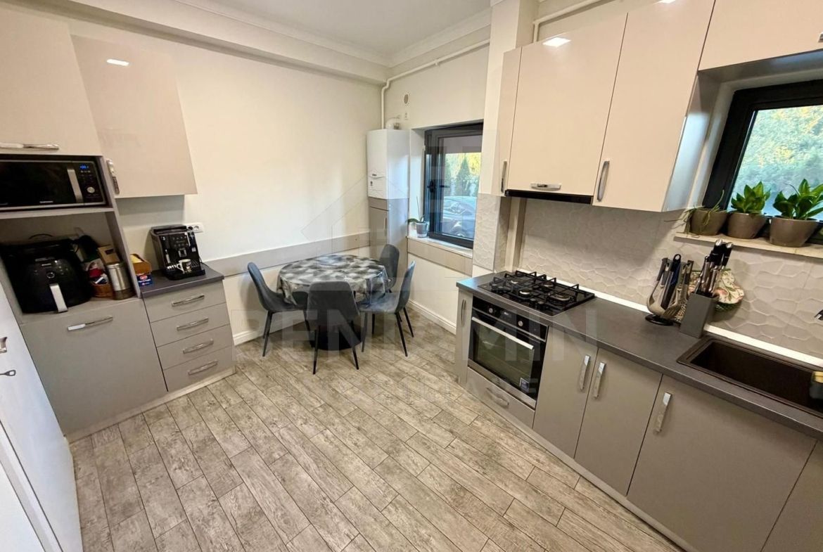 Apartament decomandat deosebit 3 camere 2 bai bloc 2020 cu parcare - foto 6
