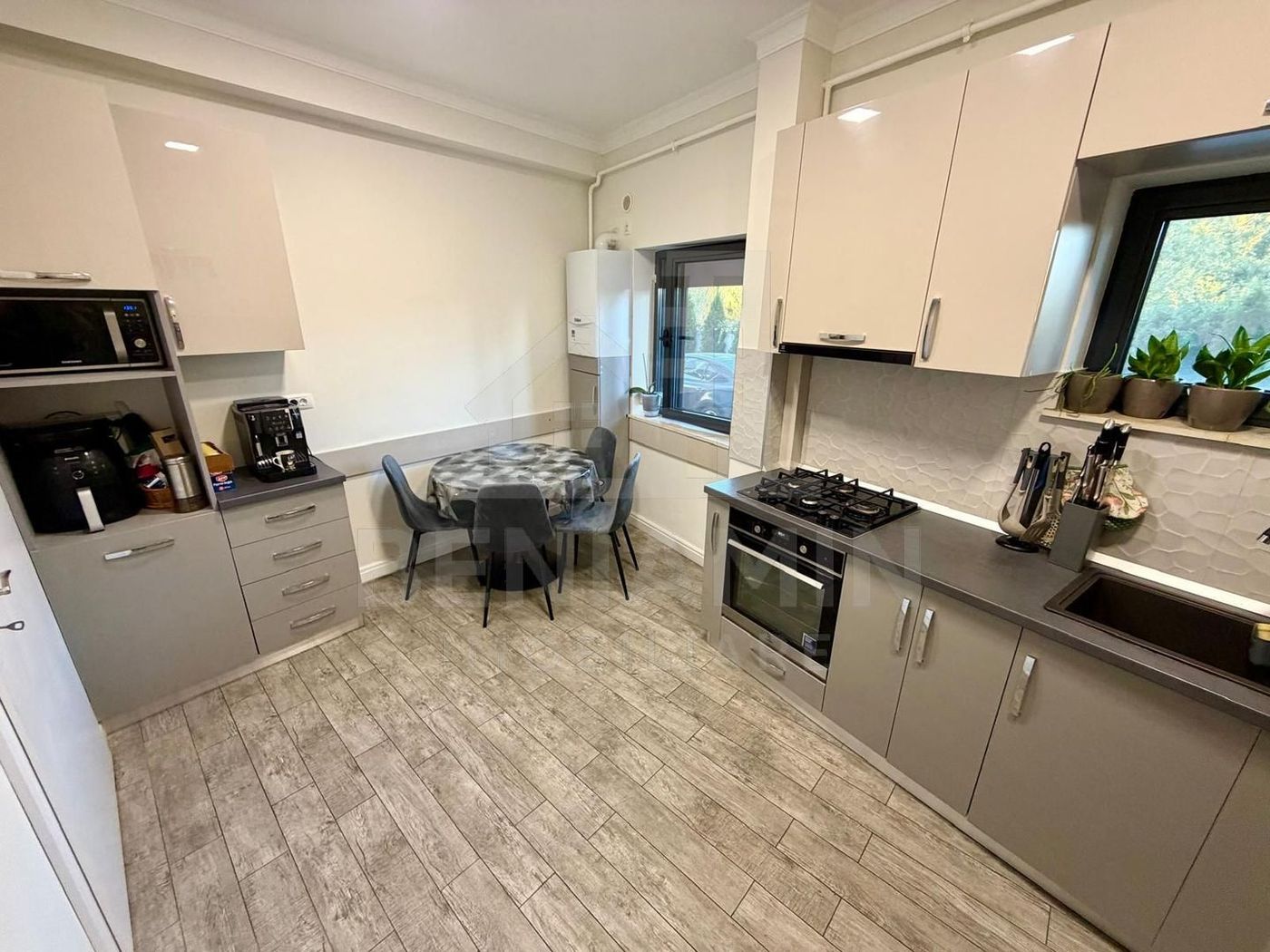 Apartament decomandat deosebit 3 camere 2 bai bloc 2020 cu parcare - foto 6