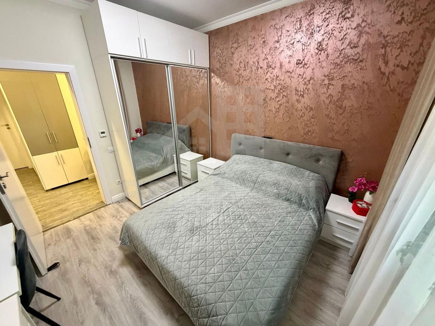 Apartament decomandat deosebit 3 camere 2 bai bloc 2020 cu parcare - foto 8