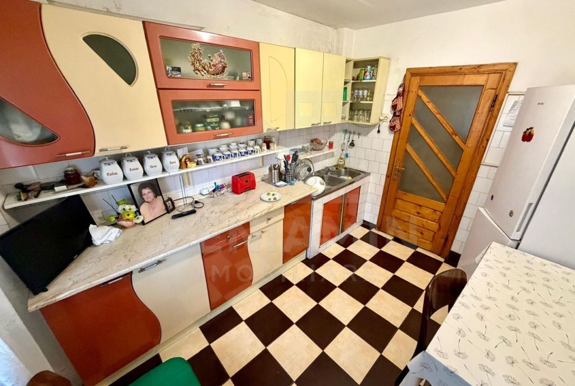 4 camere decomandate - Craiovita Noua - etaj 2 cu 2 bai - bloc 1982 - - foto 3