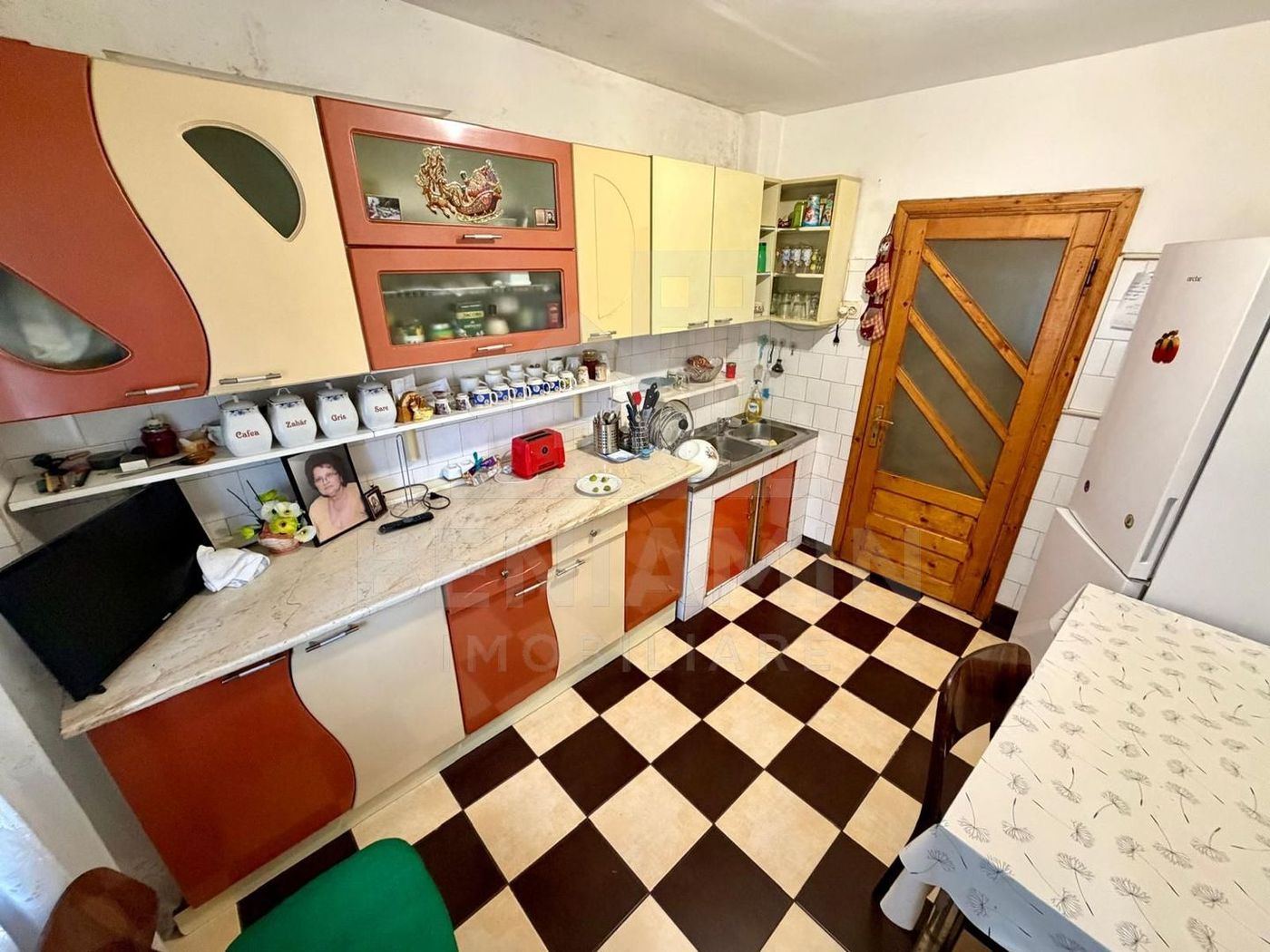 4 camere decomandate - Craiovita Noua - etaj 2 cu 2 bai - bloc 1982 - - foto 3