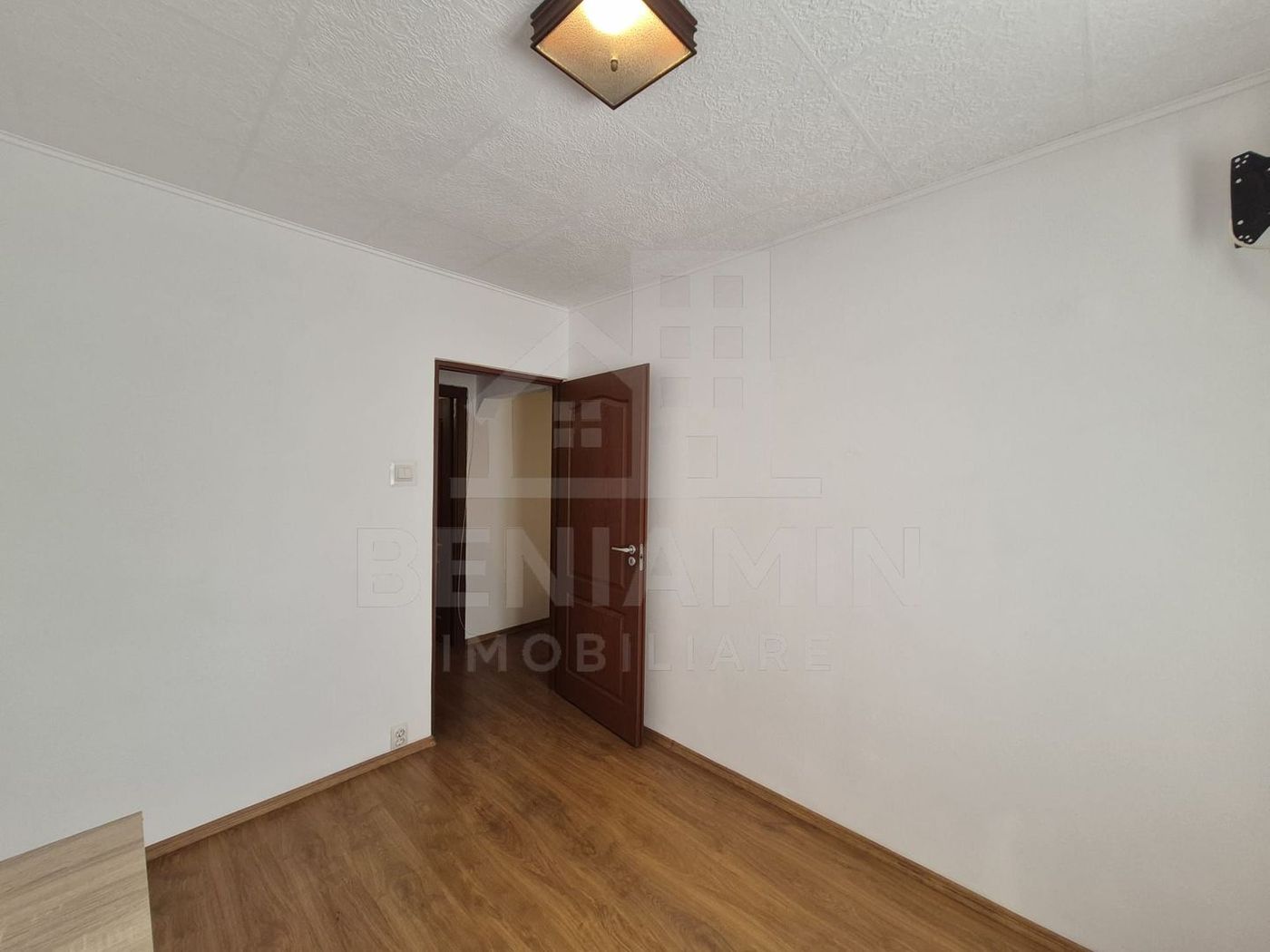 3Camere-50mp-Etaj3- Centrala Termica-50mp-Aer Conditionat-Cv9-Materna - foto 6