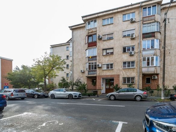 Apartament decomandat, 2 camere, Alfa, la 2 pași de stația de tramvai - Imagine principala