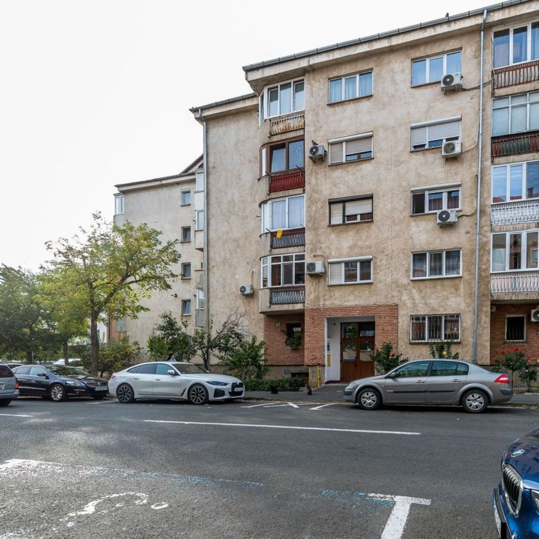 Apartament decomandat, 2 camere, Alfa, la 2 pași de stația de tramvai - Imagine principala