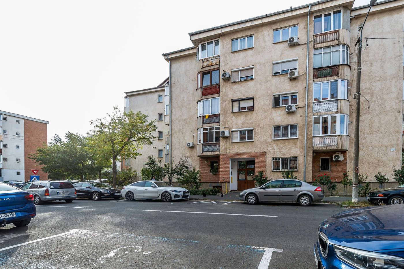 Apartament decomandat, 2 camere, Alfa, la 2 pași de stația de tramvai - Imagine principala