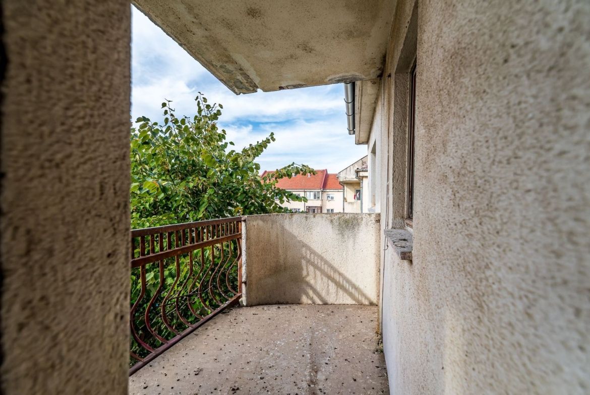 Apartament decomandat, 2 camere, Alfa, la 2 pași de stația de tramvai - foto 3