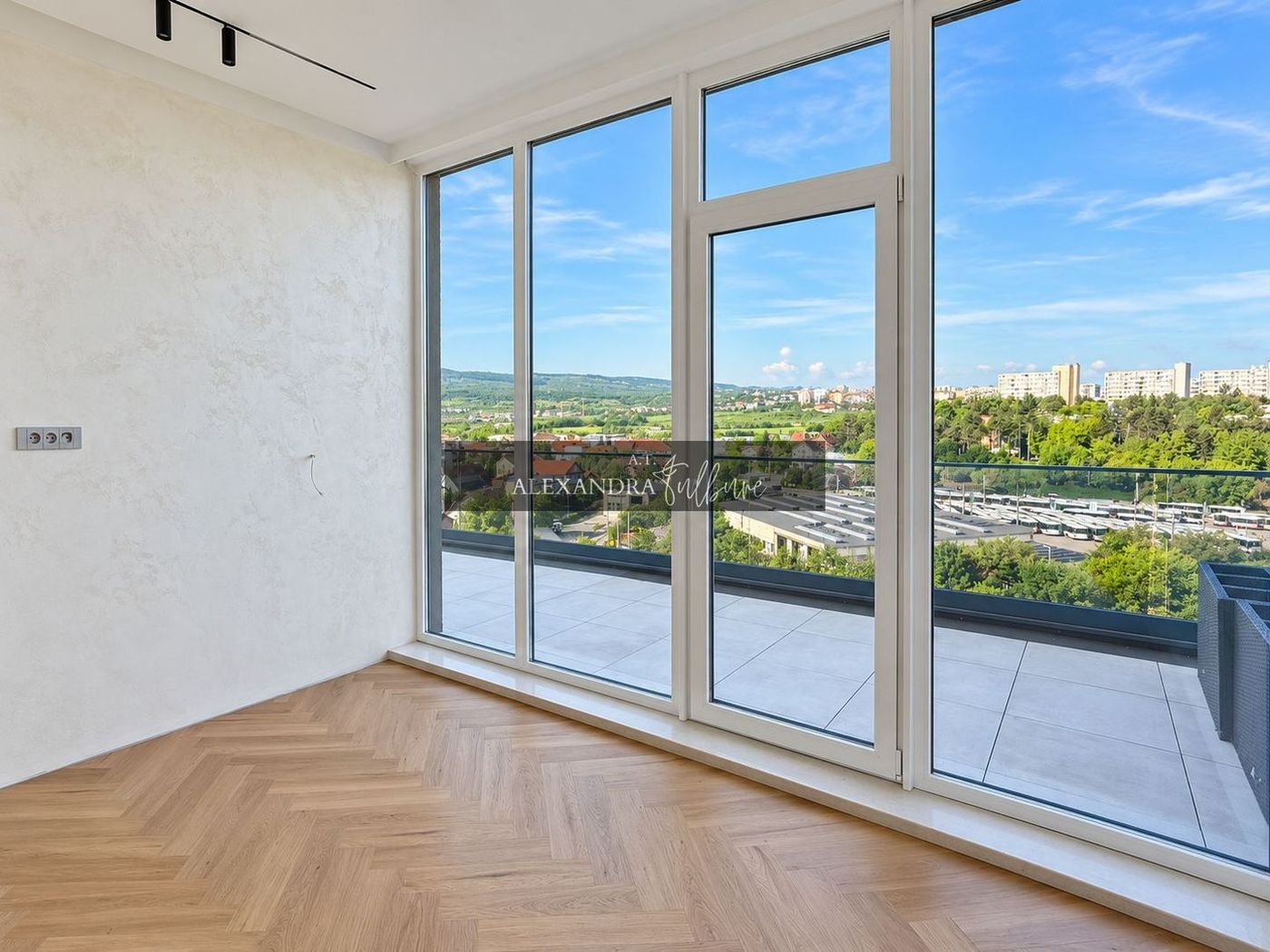 Apartament 3 camere, 3 bai, 84 mp+ terasa 71 mp, garaj - foto 3