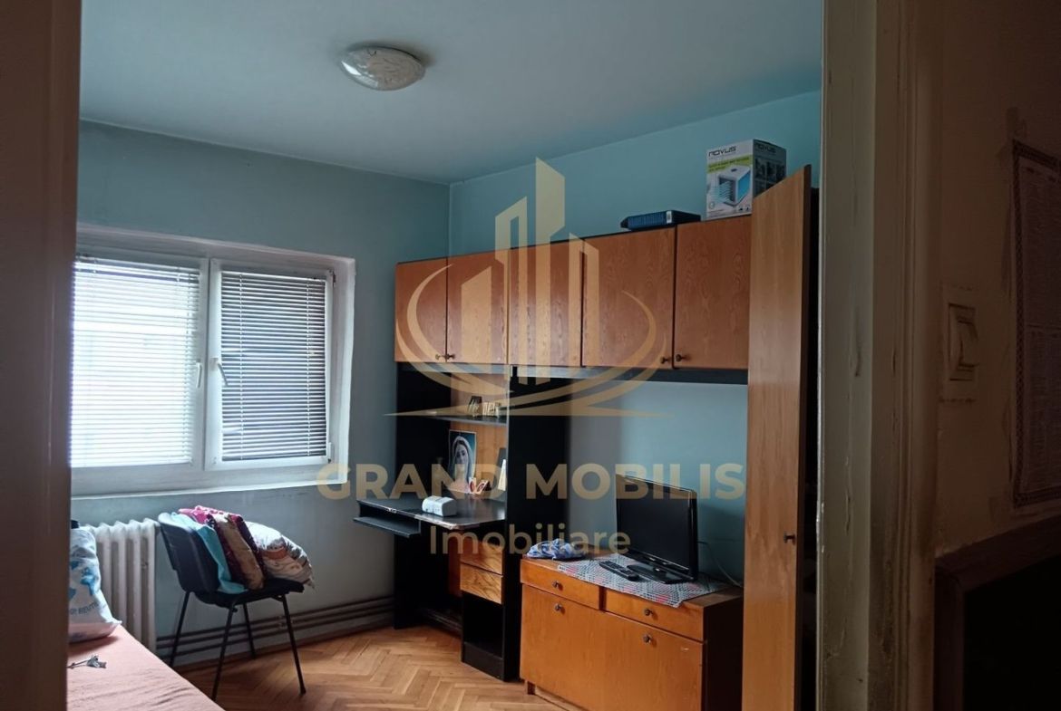 Apartament 4 camere, 3 dormitoare, 2 băi, 2 balcoane, etaj 1, Dâmboviț - foto 2