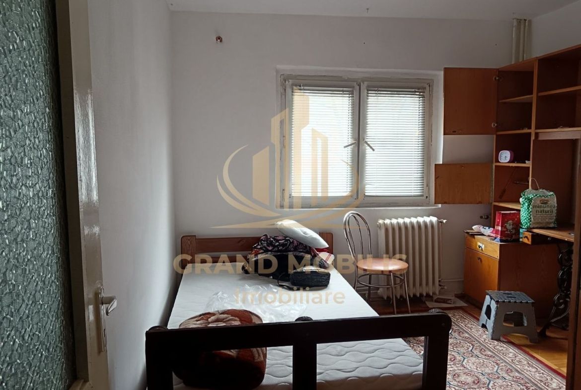 Apartament 4 camere, 3 dormitoare, 2 băi, 2 balcoane, etaj 1, Dâmboviț - foto 3