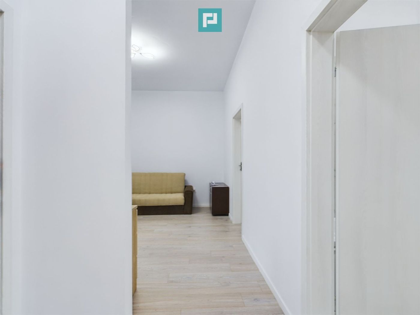 Apartament cu 8 locuri de parcare in Giroc - foto 3