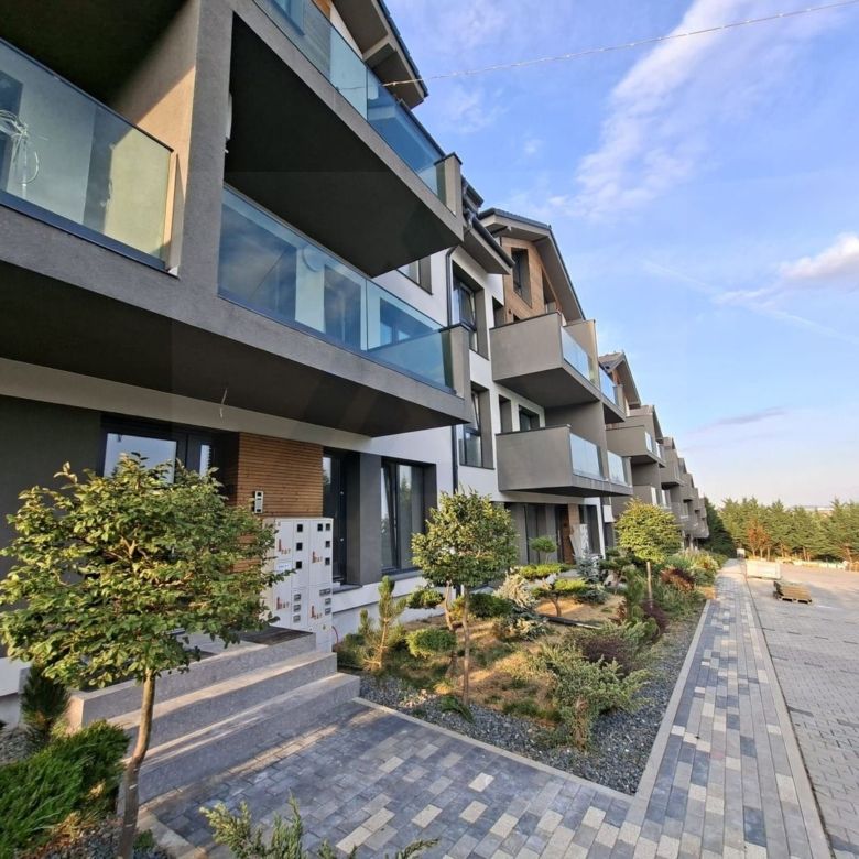 Apartament premium 61.4 mp utili 3 camere 2 bai curte 50 mp Cristian - Imagine principala